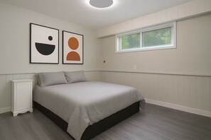 3 bedrooms, WiFi, bed sheets - 3BR N Van Suite, Near Mtn, 20 min to World Cup (North Vancouver)