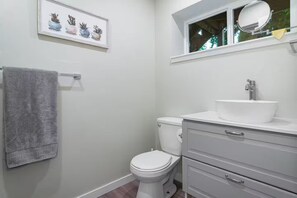 Towels, soap, toilet paper - 3BR N Van Suite, Near Mtn, 20 min to World Cup (North Vancouver)