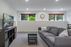 Living area - 3BR N Van Suite, Near Mtn, 20 min to World Cup (North Vancouver)