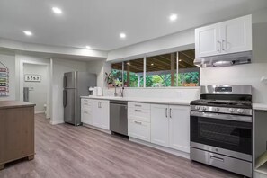 Private kitchen - 3BR N Van Suite, Near Mtn, 20 min to World Cup (North Vancouver)