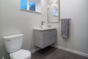 Towels, soap, toilet paper - 3BR N Van Suite, Near Mtn, 20 min to World Cup (North Vancouver)