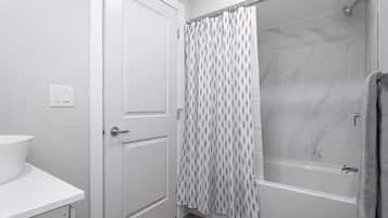 Toallas, jabón, papel de baño