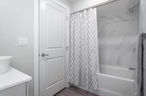 Towels, soap, toilet paper - 3BR N Van Suite, Near Mtn, 20 min to World Cup (North Vancouver)