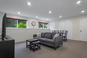 Interior - 3BR N Van Suite, Near Mtn, 20 min to World Cup (North Vancouver)
