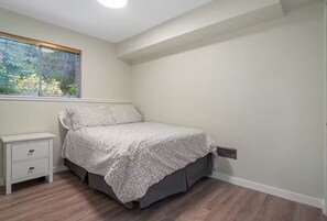 3 bedrooms, WiFi, bed sheets - 3BR N Van Suite, Near Mtn, 20 min to World Cup (North Vancouver)