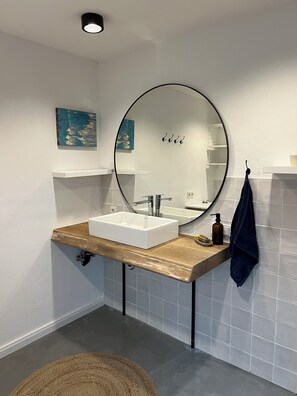 Haartrockner, Handtücher, Seife, Toilettenpapier