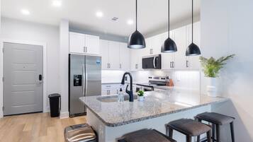 Apartamento (2 Bedrooms) | Cozinha privada | Geladeira, cafeteira/chaleira