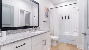 Appartement (2 Bedrooms) | Salle de bain | Articles de toilette gratuits, sèche-cheveux, serviettes fournies, savon