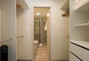 Shower, hair dryer, towels, shampoo - w* | Modern 2BR in the Heart of Miraflores (Miraflores)