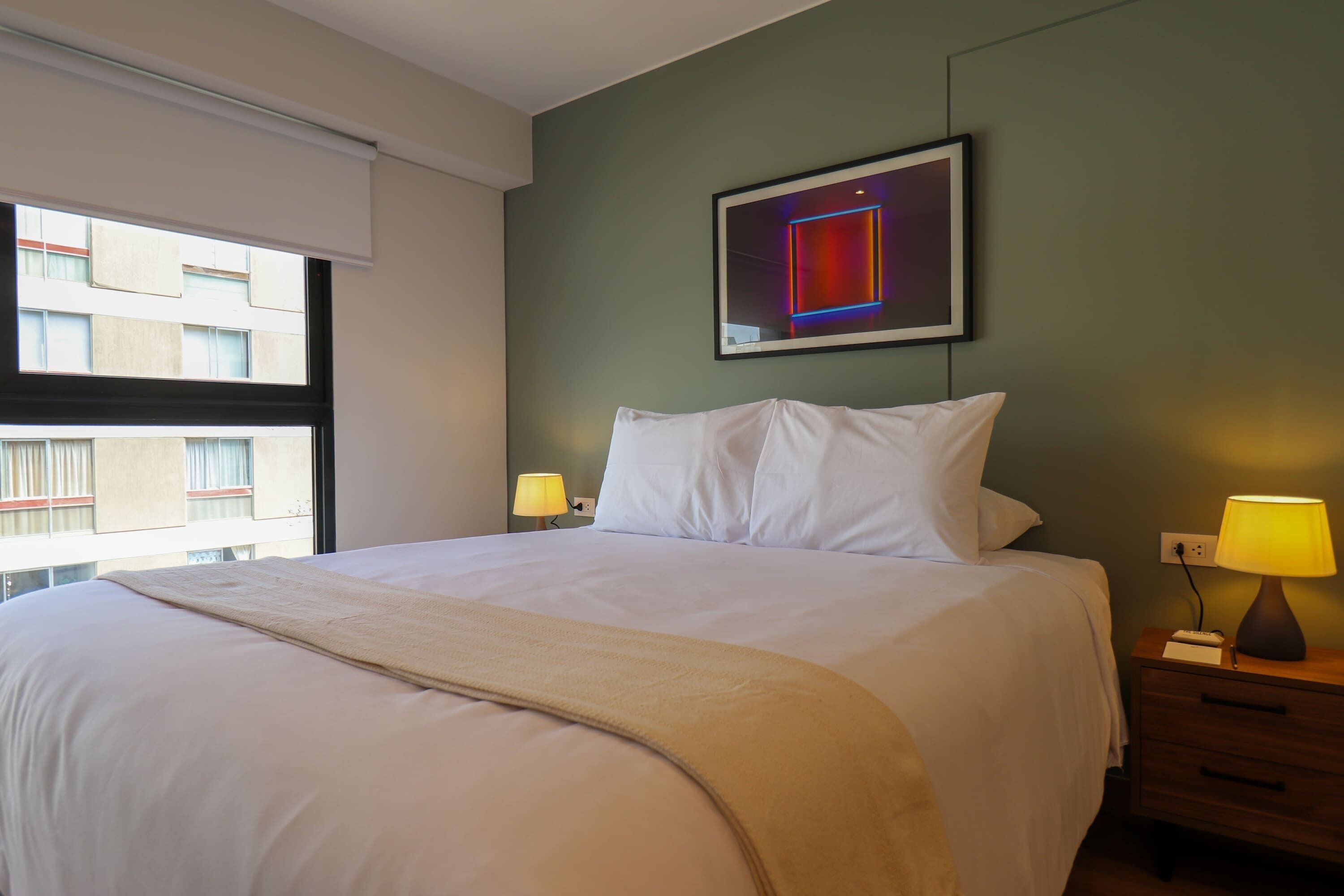 2 soverom, skrivebord, strykejern/-brett og wi-fi