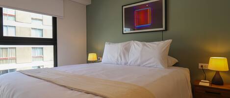 2 soverom, skrivebord, strykejern/-brett og wi-fi