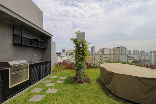 Outdoor spa tub - w* | Ethereal 2BR w/ Balcony in Miraflores (Miraflores)