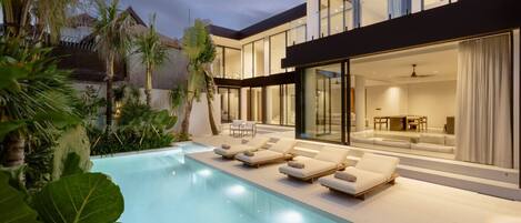 Una piscina al aire libre