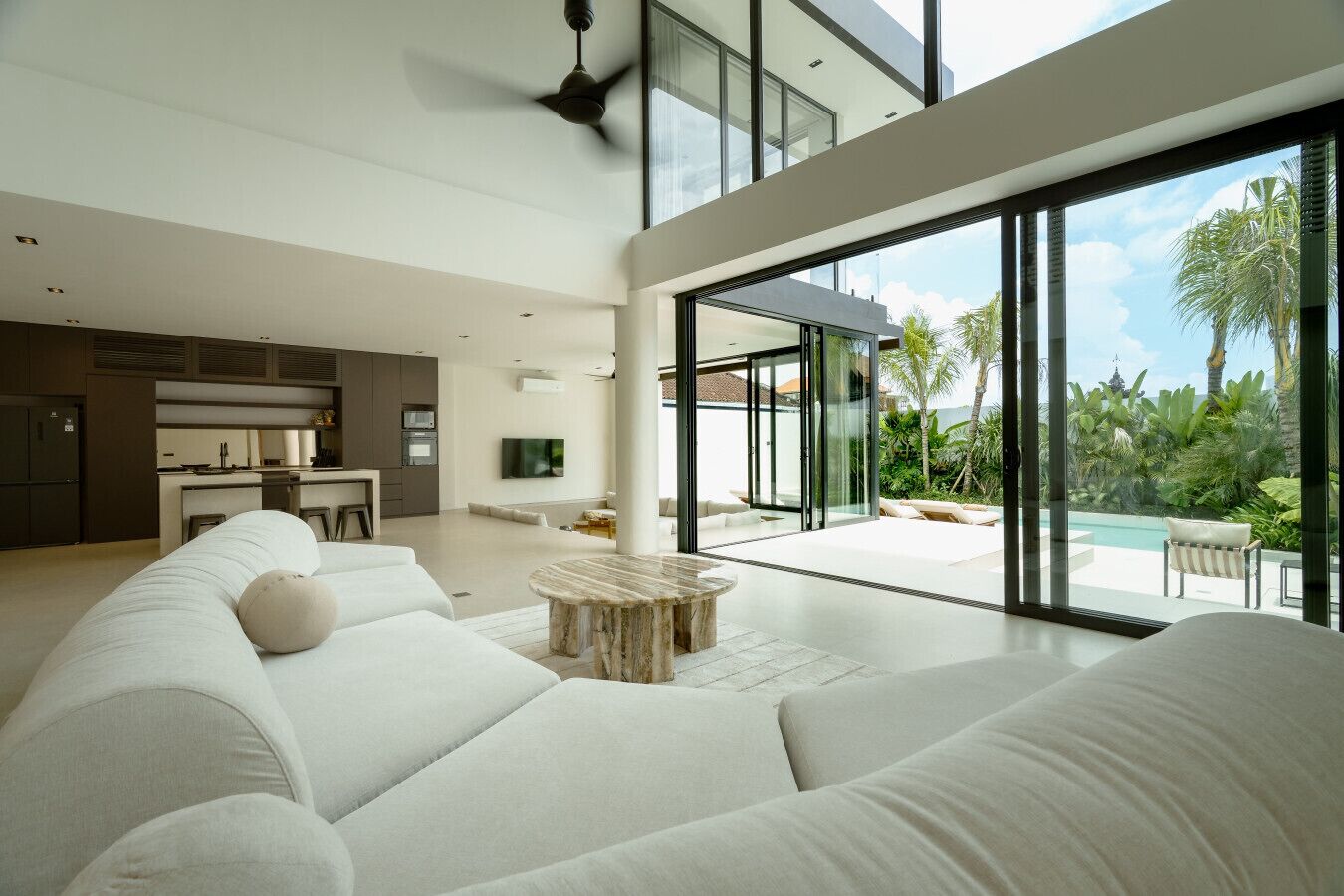 TV connectée, livres, espaces bureaux