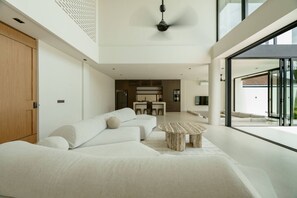 智能电视、书、办公室