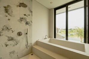 Chuveiro, secador de cabelo, toalhas de banho, sabonete