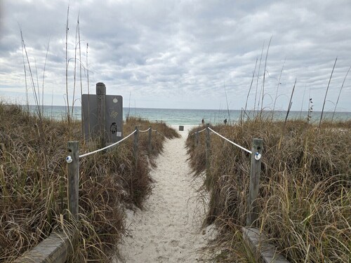 Beautiful Home less than 2 blocks to beach access