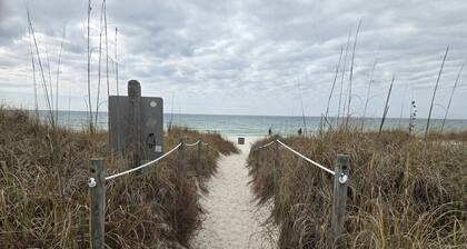 Beautiful Home less than 2 blocks to beach access