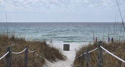 Beautiful Home less than 2 blocks to beach access