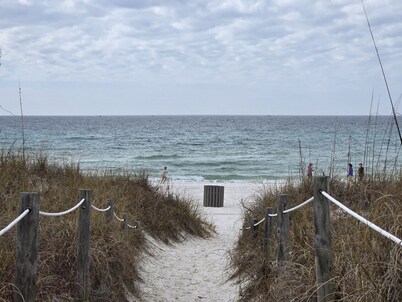 Beautiful Home less than 2 blocks to beach access