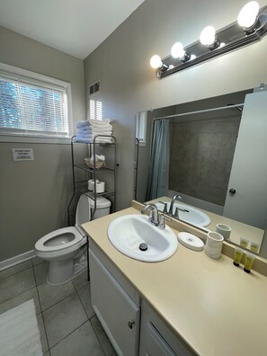 Een douche, een haardroger, handdoeken, zeep