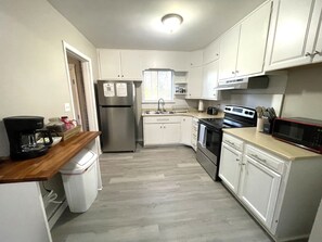 Fridge, microwave, oven, stovetop - The Magnolia / Rustic • Cozy • Boutique • Urban (Birmingham)