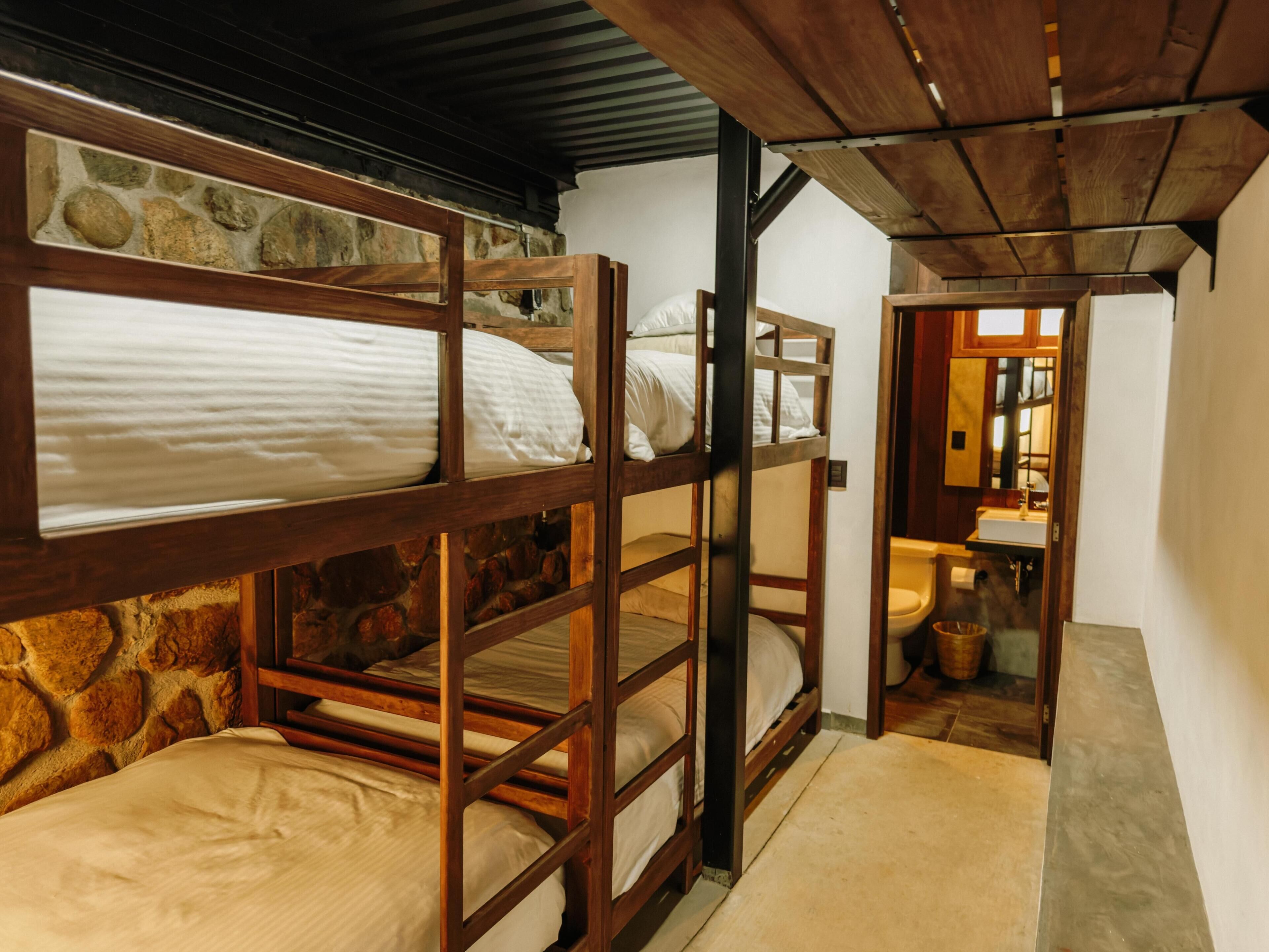 Chambre quadruple Confort, balcon | Rideaux d’obscurcissement, fer et planche à repasser