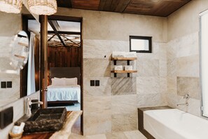 ห้องซูพีเรียดับเบิล, วิวภูเขา | ห้องน้ำ | ผ้าเช็ดตัว, สบู่, ยาสระผม, กระดาษชำระ