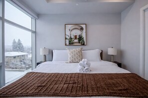 Desk, iron/ironing board, travel cot, WiFi - Kensington 2 King Bed| Skyline| Gym| | UG Parking (Calgary)