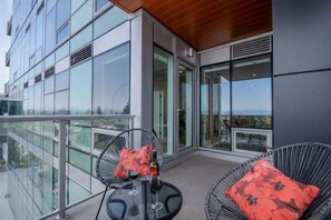 Terrace/patio - Kensington 2 King Bed| Skyline| Gym| | UG Parking (Calgary)