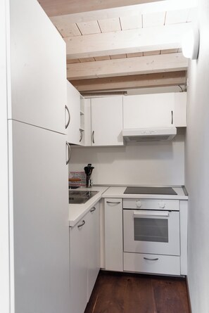 Fridge, oven, stovetop, dishwasher - Camera dei Paggi - Pescate - Lecco (Lecco)