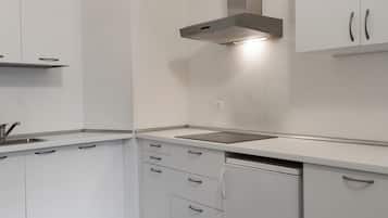 Mikrovågsugn, kaffe- och tebryggare, grytor/köksredskap och matbord