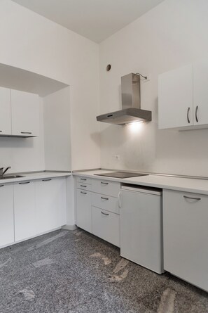 Mikroaaltouuni, kahvin-/teenkeitin, keittoastiat/astiat/ruokailuvälineet