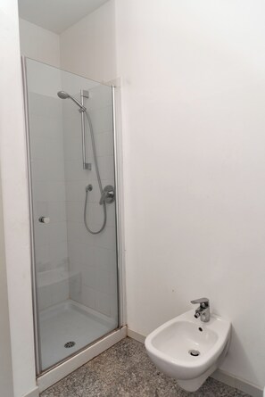 Shower, hair dryer, bidet, towels - Camera dello Scudiero - Pescate - Lecco (Lecco)
