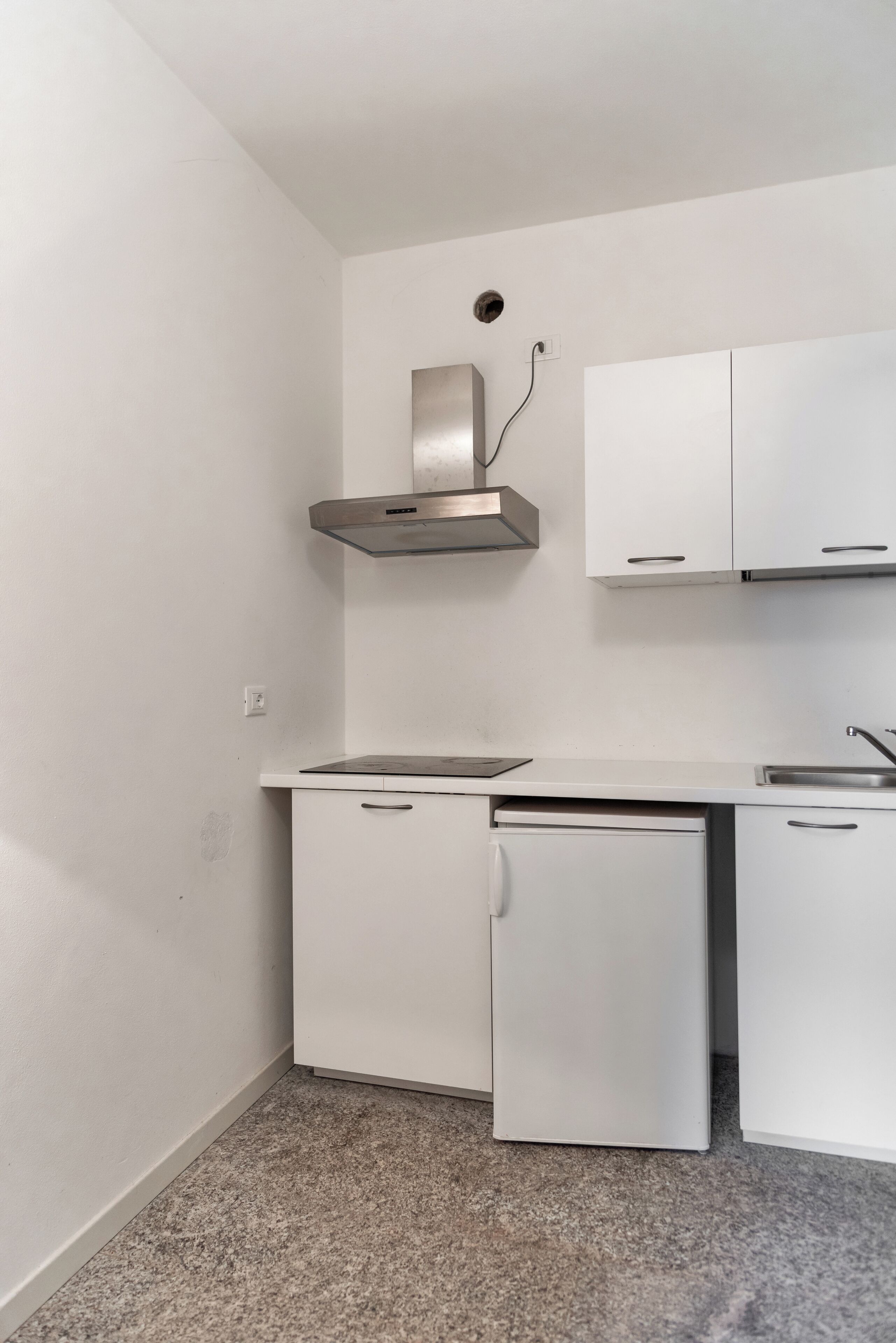 Microondas, utensilios de cocina y comedor 