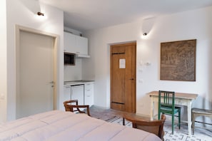 Tabla de planchar con plancha, wifi gratis y ropa de cama 