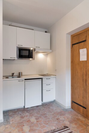 Refrigerador, microondas, utensilios de cocina y comedor 