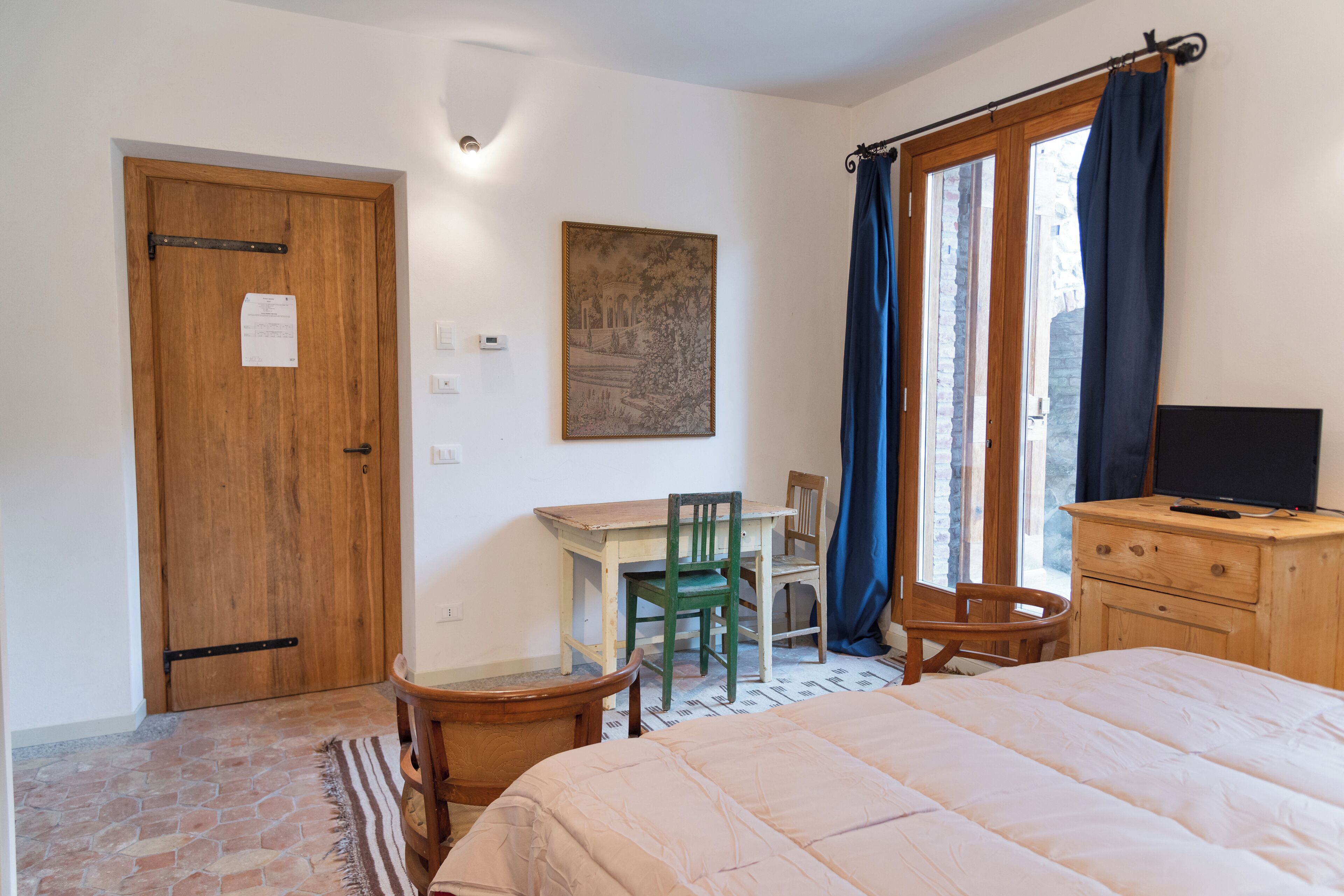 Tabla de planchar con plancha, wifi gratis y ropa de cama 