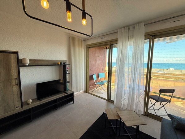 TV - 06DO : Beau studio rénové face à la mer (Antibes)