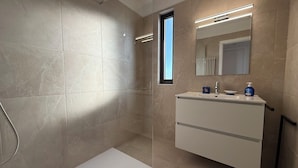 Bathroom - 06DO : Beau studio rénové face à la mer (Antibes)