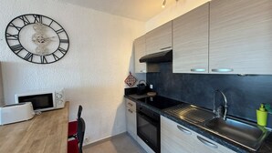 Private kitchen - 06DO : Beau studio rénové face à la mer (Antibes)