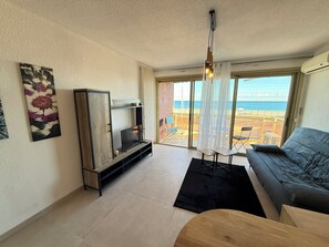 TV - 06DO : Beau studio rénové face à la mer (Antibes)