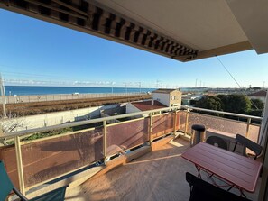 Terrace/patio - 06DO : Beau studio rénové face à la mer (Antibes)