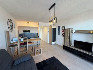 TV - 06DO : Beau studio rénové face à la mer (Antibes)