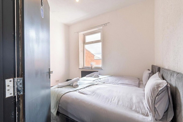 6 bedrooms, iron/ironing board, internet, bed sheets