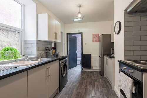 Town Centre 6 Bed | Valentine Magic in Warrington