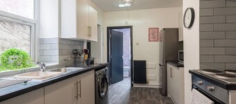 Town Centre 6 Bed Home | Work & Rest Warrington