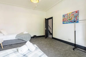 6 bedrooms, iron/ironing board, internet, bed sheets