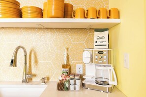 Kjøleskap, mikrobølgeovn, ovn og kokeplater