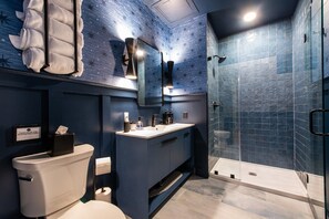 Un baño con inodoro, lavamanos y ducha.